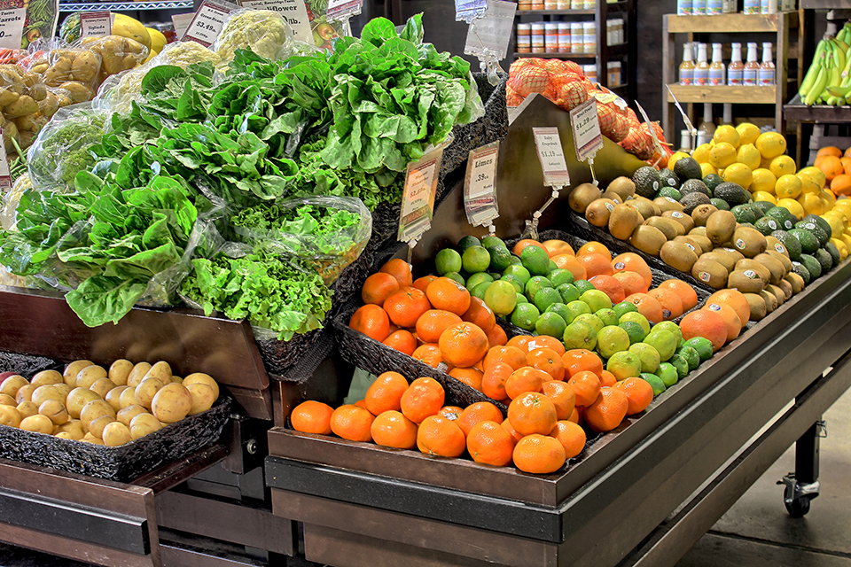 Как будет магазин овощей. Торговля овощами и фруктами. Свежие овощи. Магазин овощи фрукты. Ассортимент овощей.